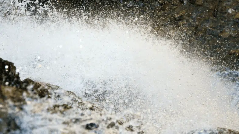 neve-cascata-in-montagna