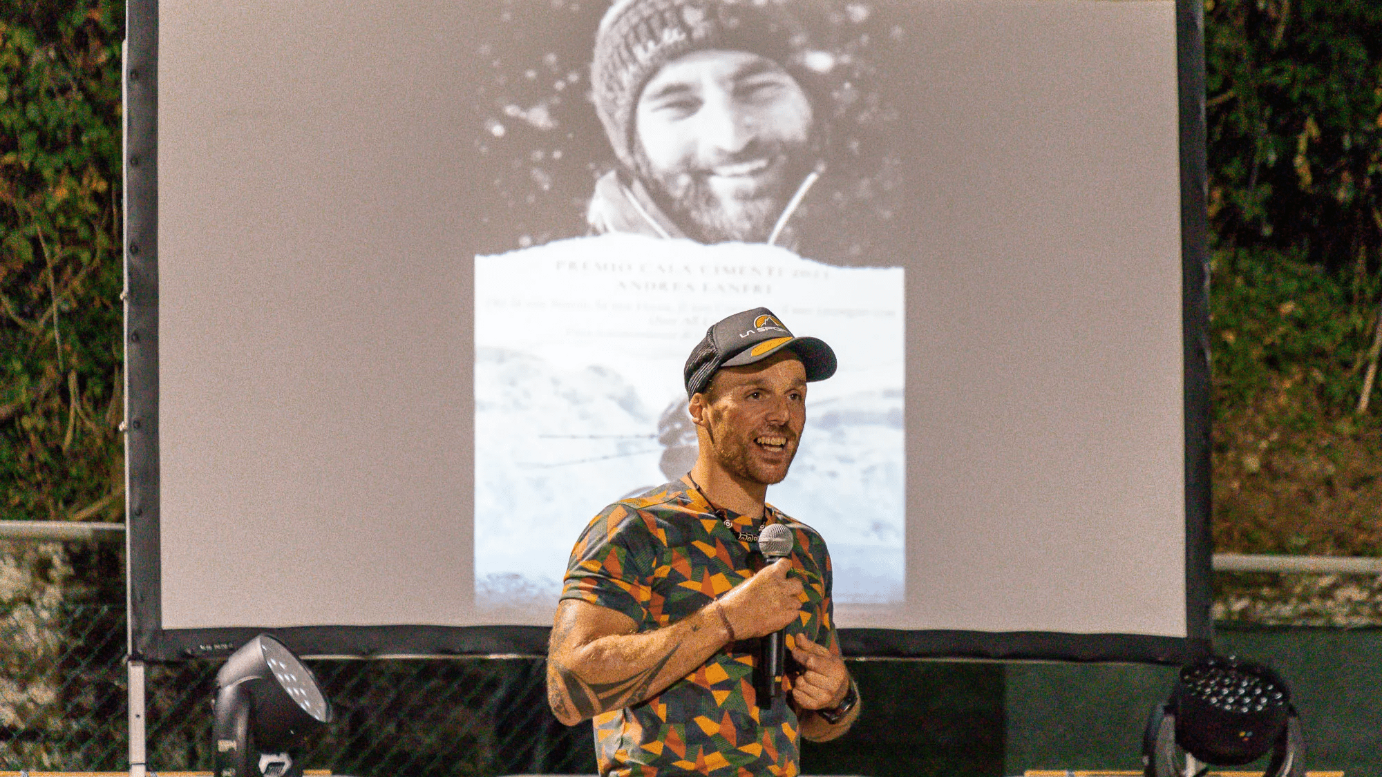 Andrea Lanfri riceve il Premio Cala Cimenti 2023. Foto Frasassi Climbing Festival
