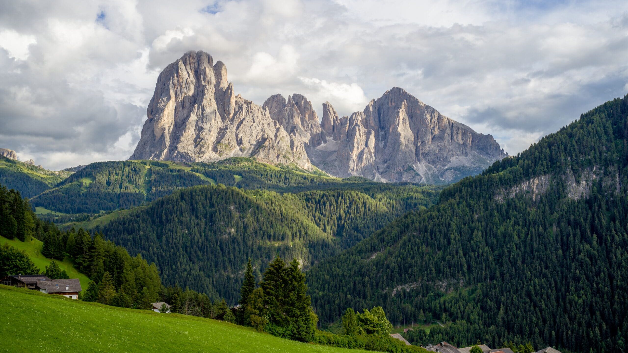 Sassolungo: 35.000 firme per la sua difesa. Intervista al presidente del CAI Alto Adige