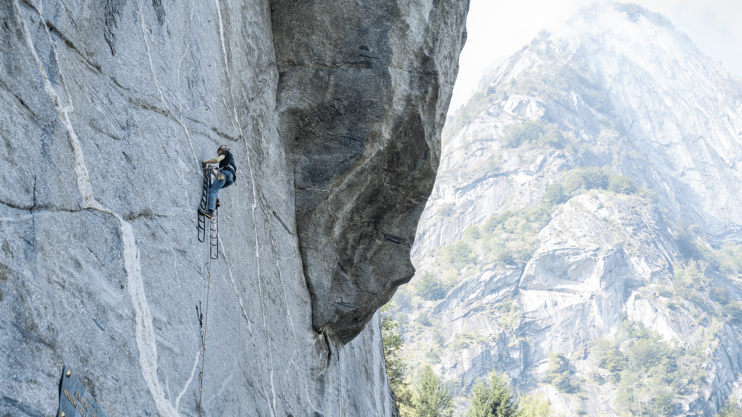I ragazzi del CAI Eagle Team sulle pareti della Val di Mello