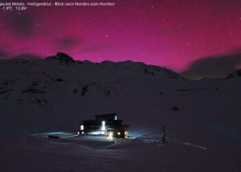 Fenomeno straordinario: aurora boreale colora i cieli da est a ovest