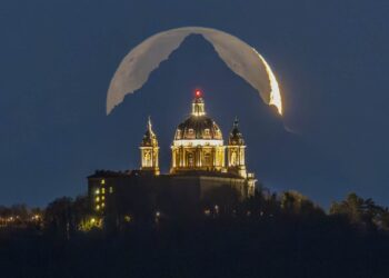 Superga, Monviso e luna, l’allineamento fotografico premiato dalla NASA