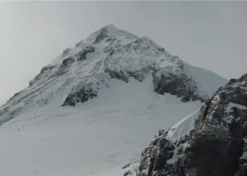Volando sopra l’Everest, il video del drone fino alla vetta​