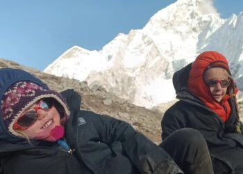Al campo base dell’Everest a soli 4 anni, l’esperta: “Impresa più per i genitori che per la bimba”