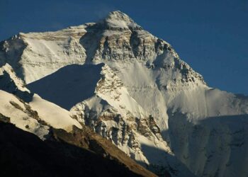 La Cina riapre l’Everest con contingentamenti, ossigeno e prezzi più alti. Business travestito da Sicurezza?