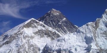 Gli Icefall Doctor al lavoro sulla seraccata del Khumbu